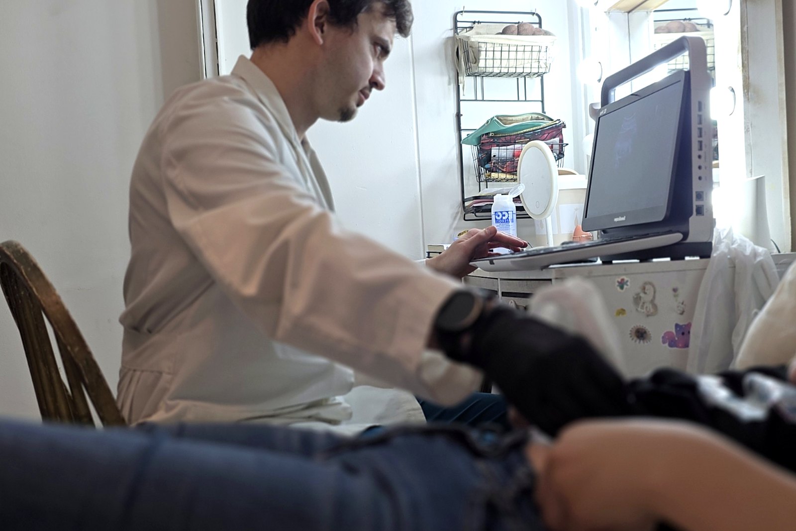 Dr. Stefano Zamarin Brocco realizando una ecografía a domicilio